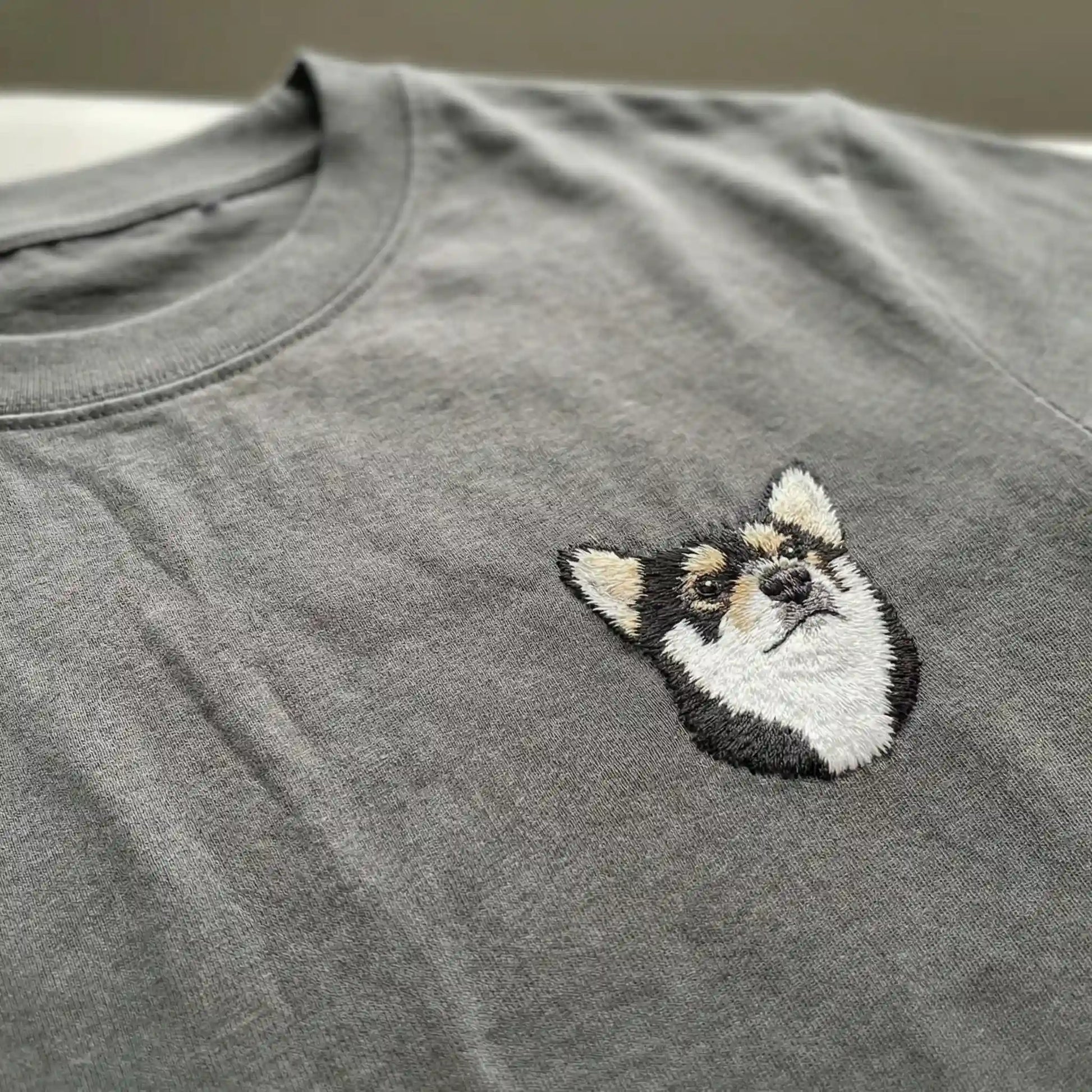 Petailor Custom Embroidered Pet Portrait T-shirt in Gray, featuring high-density realistic dog face embroidery. Personalized gift for dog lovers